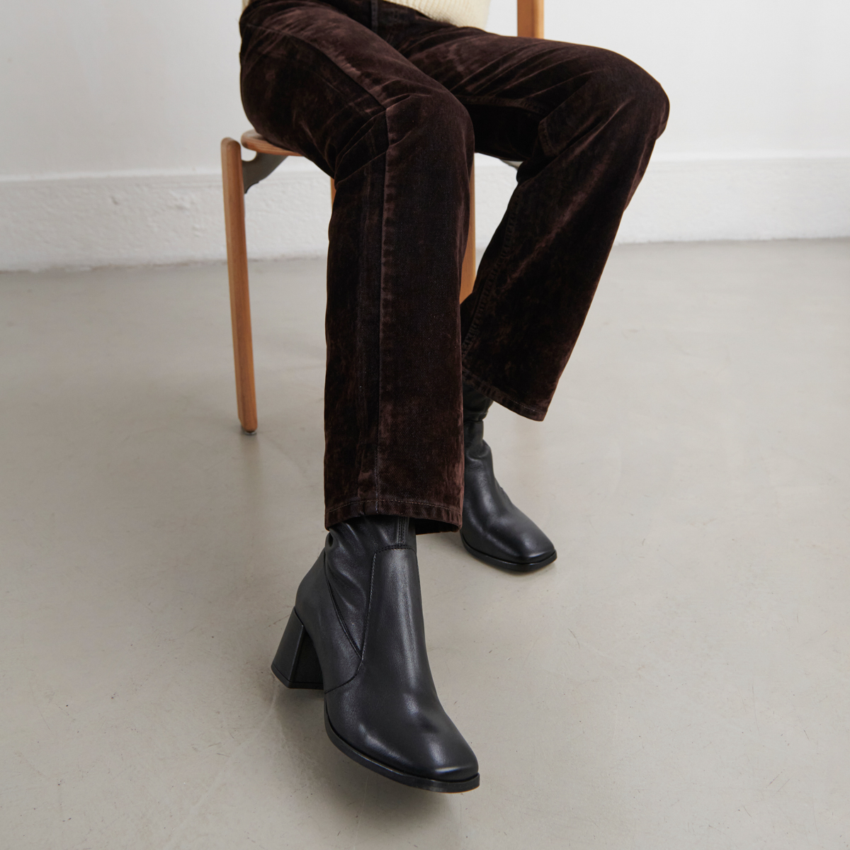 Oval-toe boots in black leather | ARGENTAT