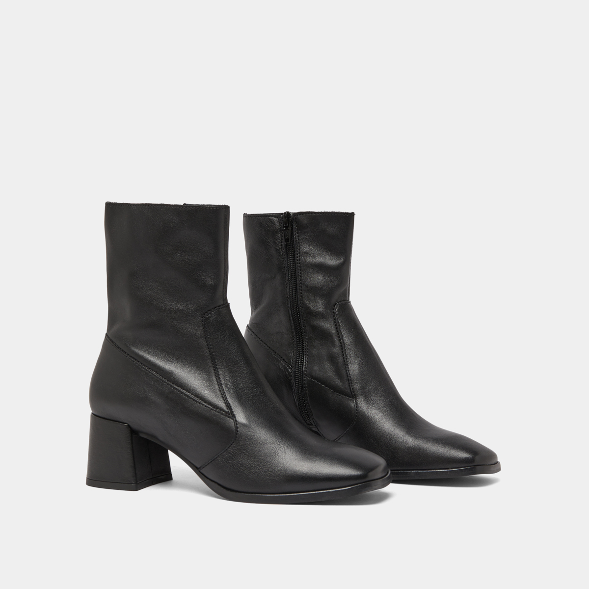 Oval-toe boots in black leather | ARGENTAT