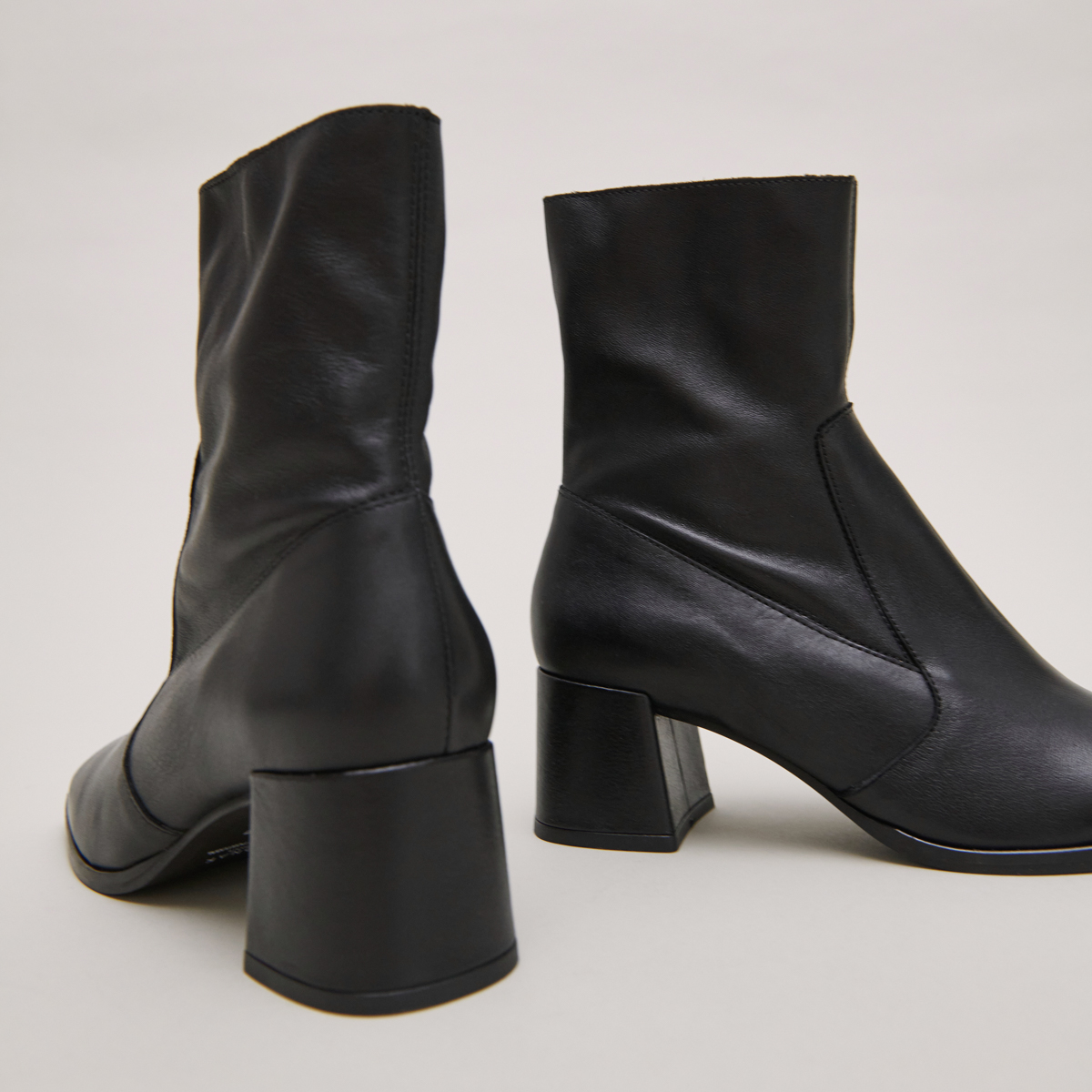 Oval-toe boots in black leather | ARGENTAT