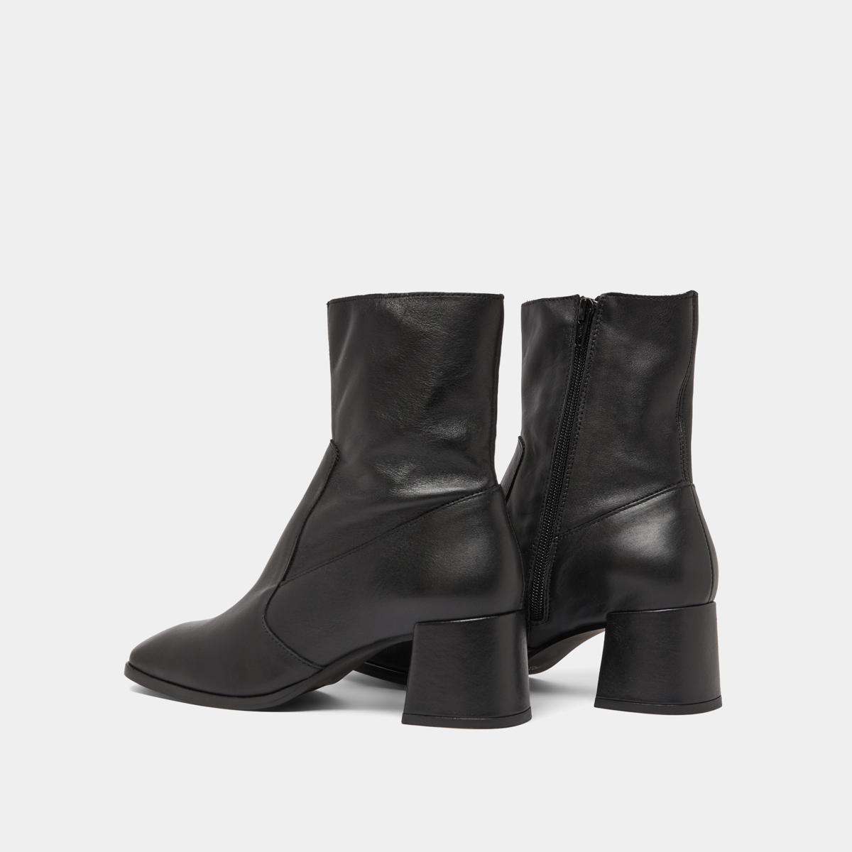 Oval-toe boots in black leather | ARGENTAT