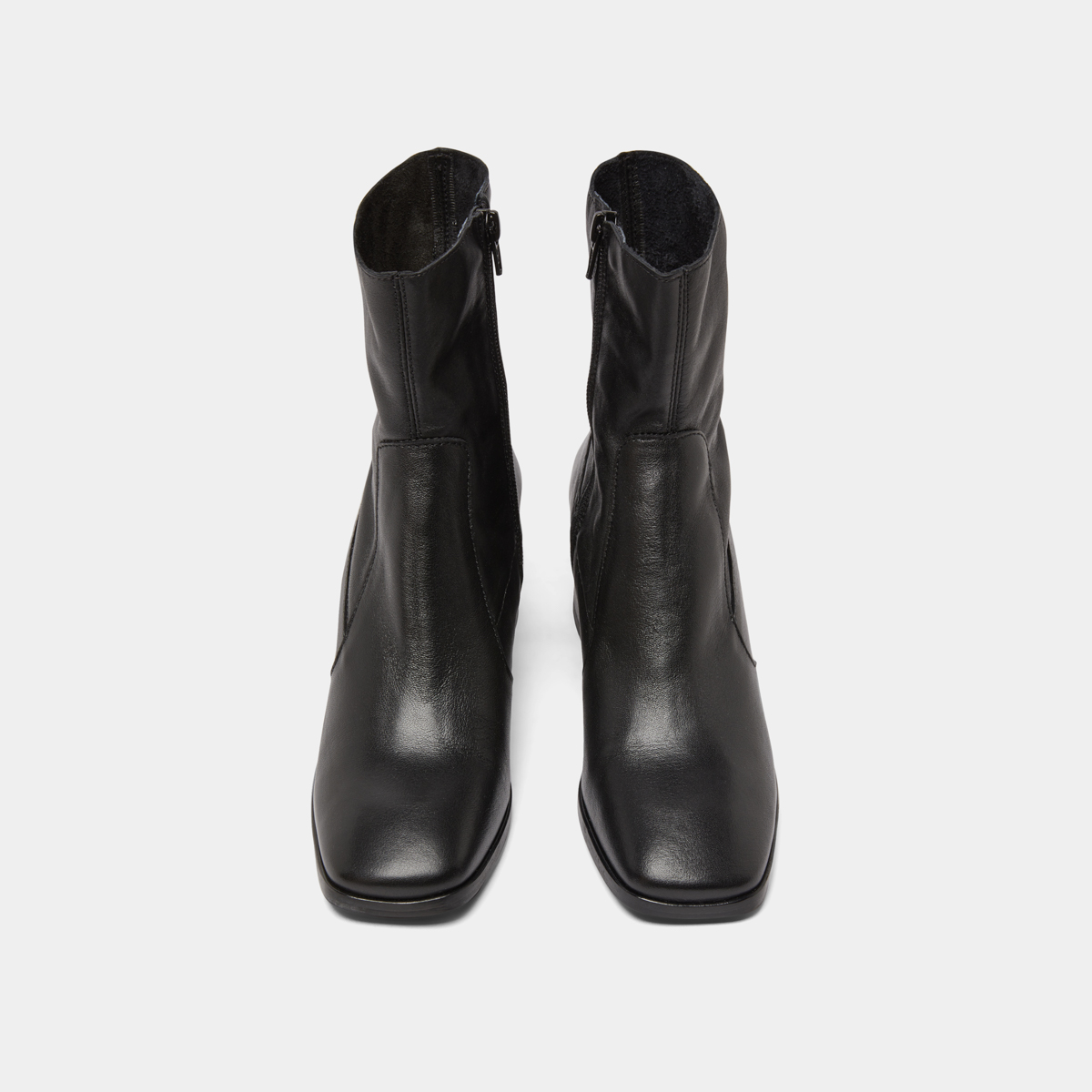 Oval-toe boots in black leather | ARGENTAT