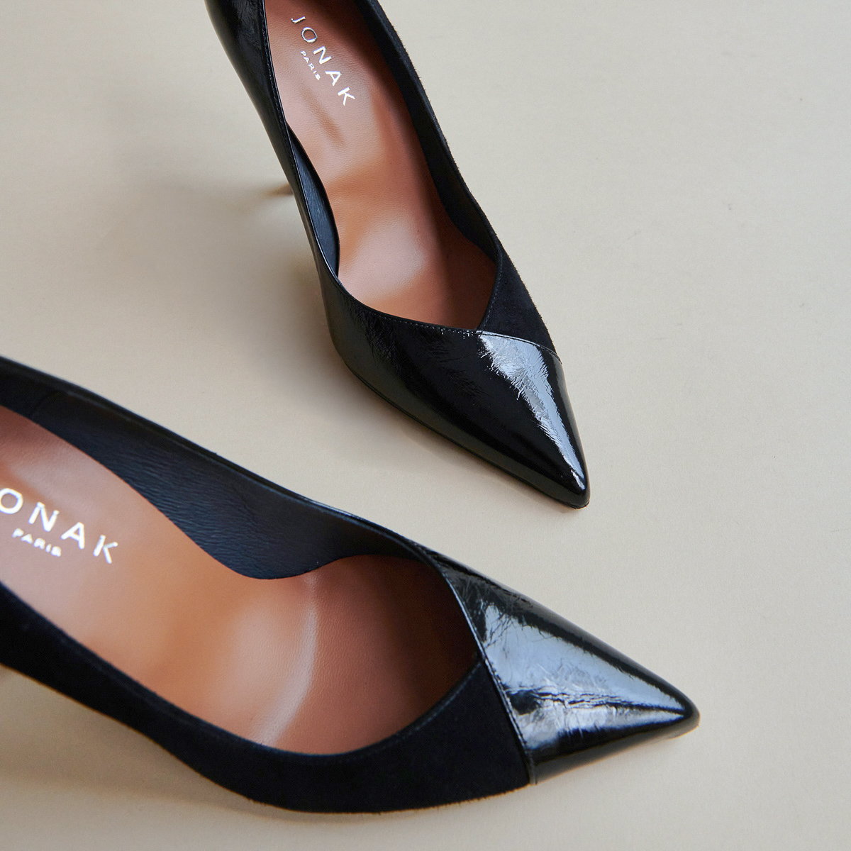 Pumps pointed in black leather and black velvet | DOUG