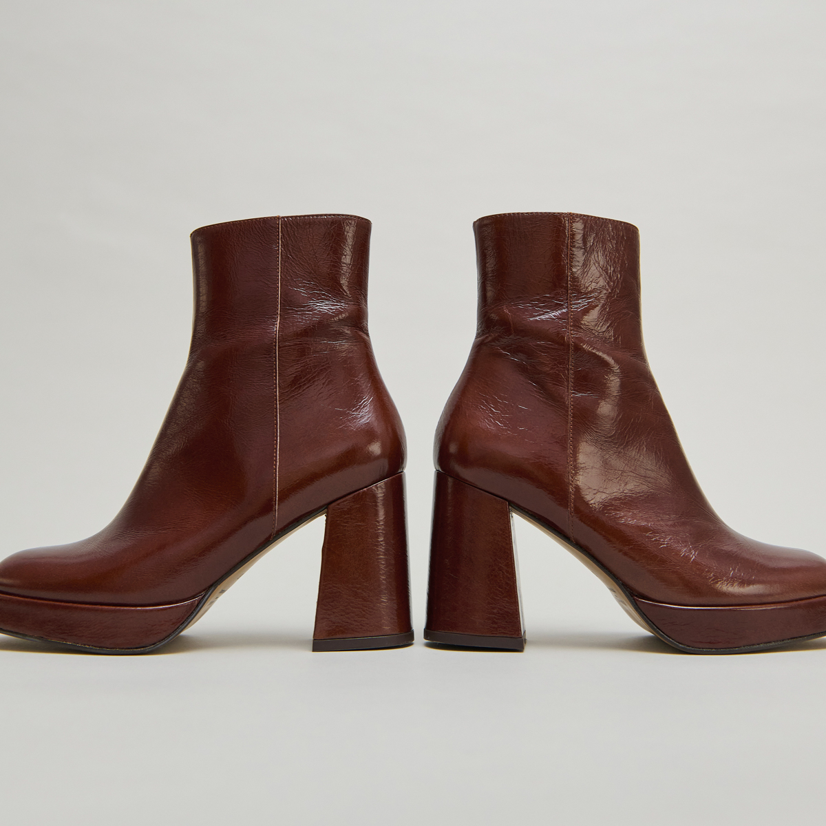 Mocassins à talons et bouts arrondis in black leather | VOLTURA
