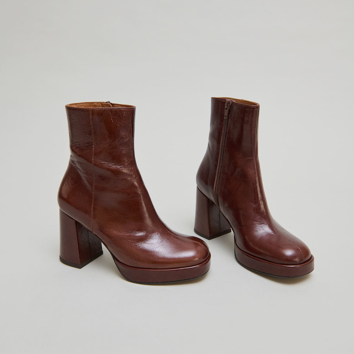 Mocassins à talons et bouts arrondis in black leather | VOLTURA