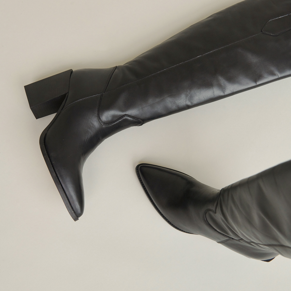 Pointed boots with heels in black leather | PAPRIKA