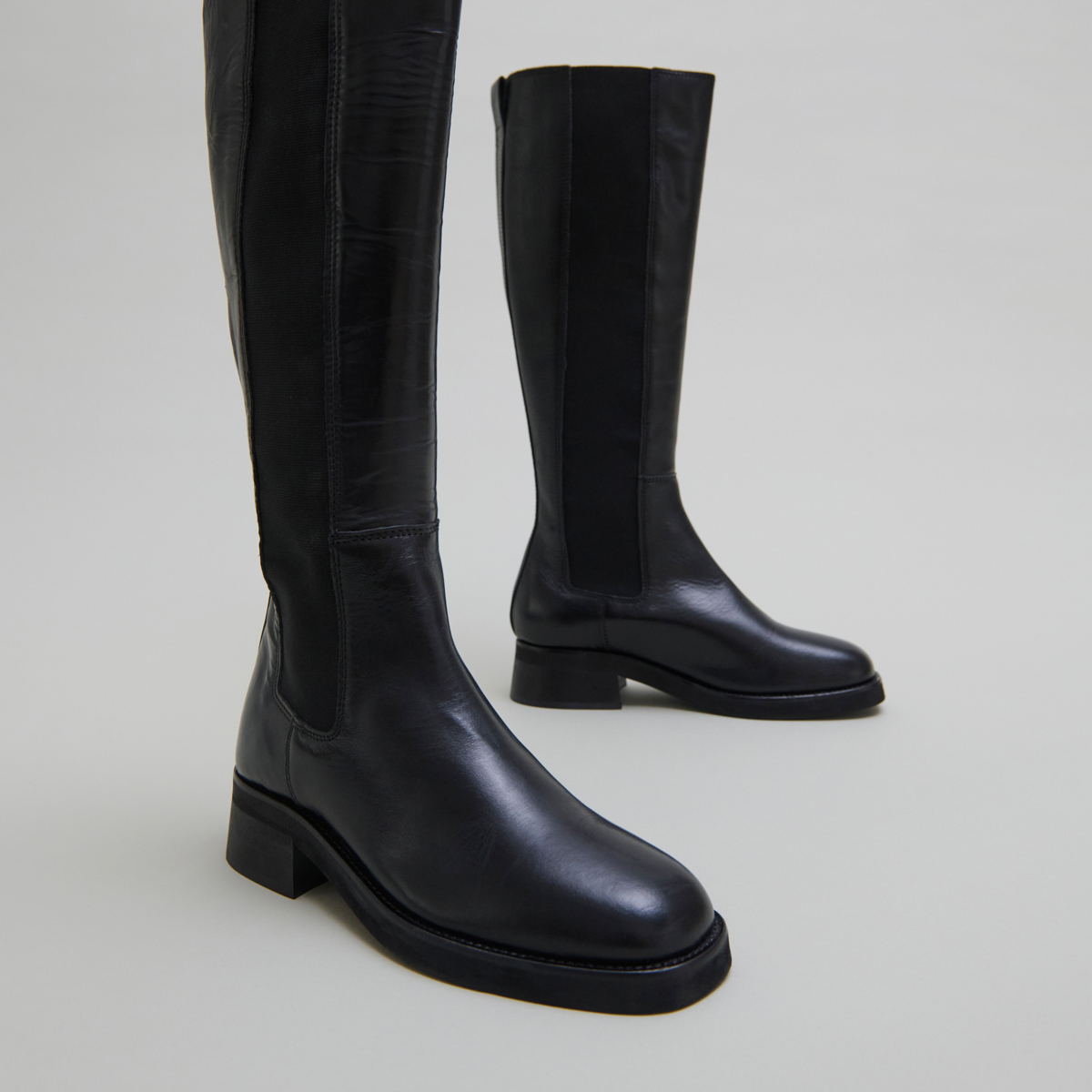 Bottes hautes in black leather | PEGGIE