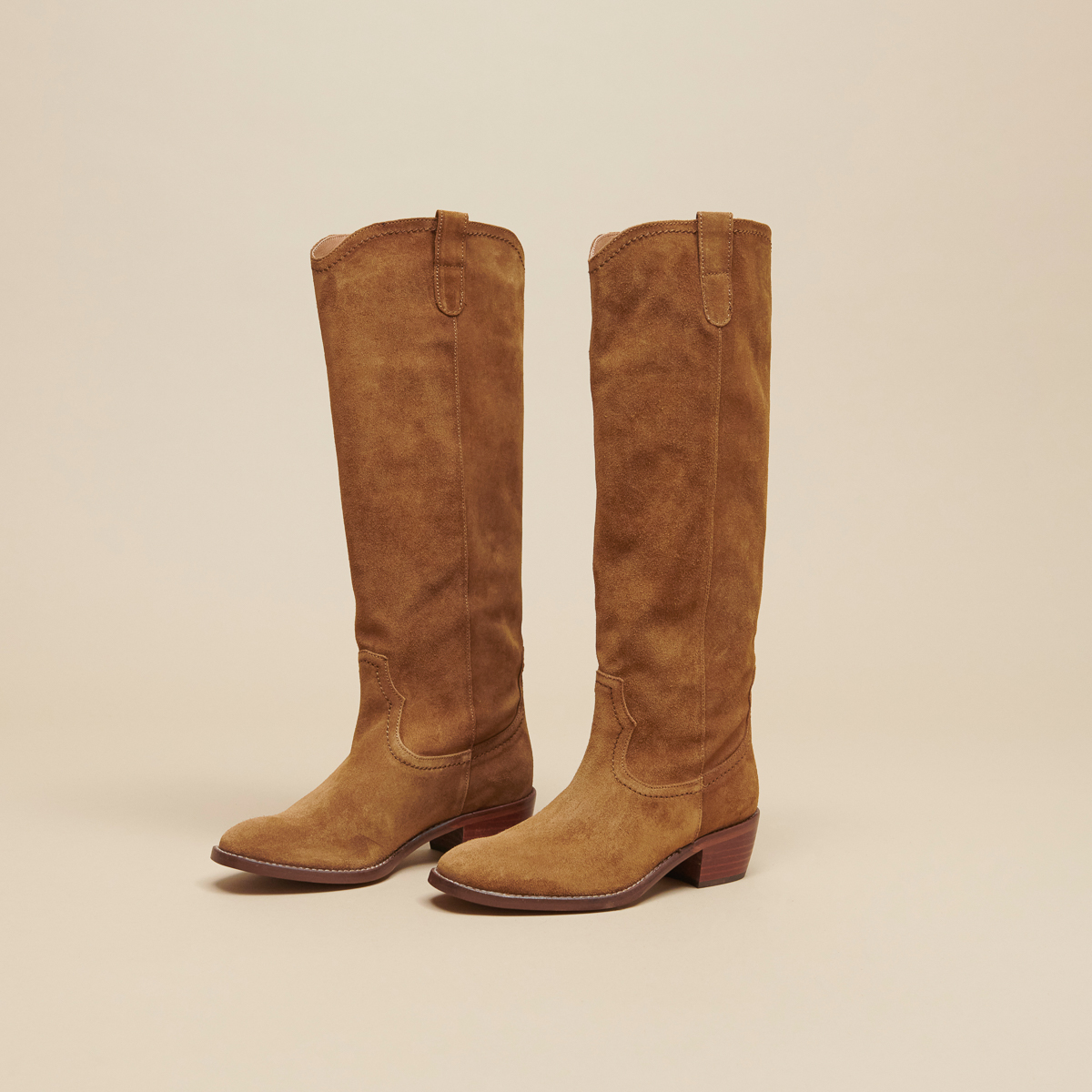 High boots with oval toes in cognac suede | MANHATTAN