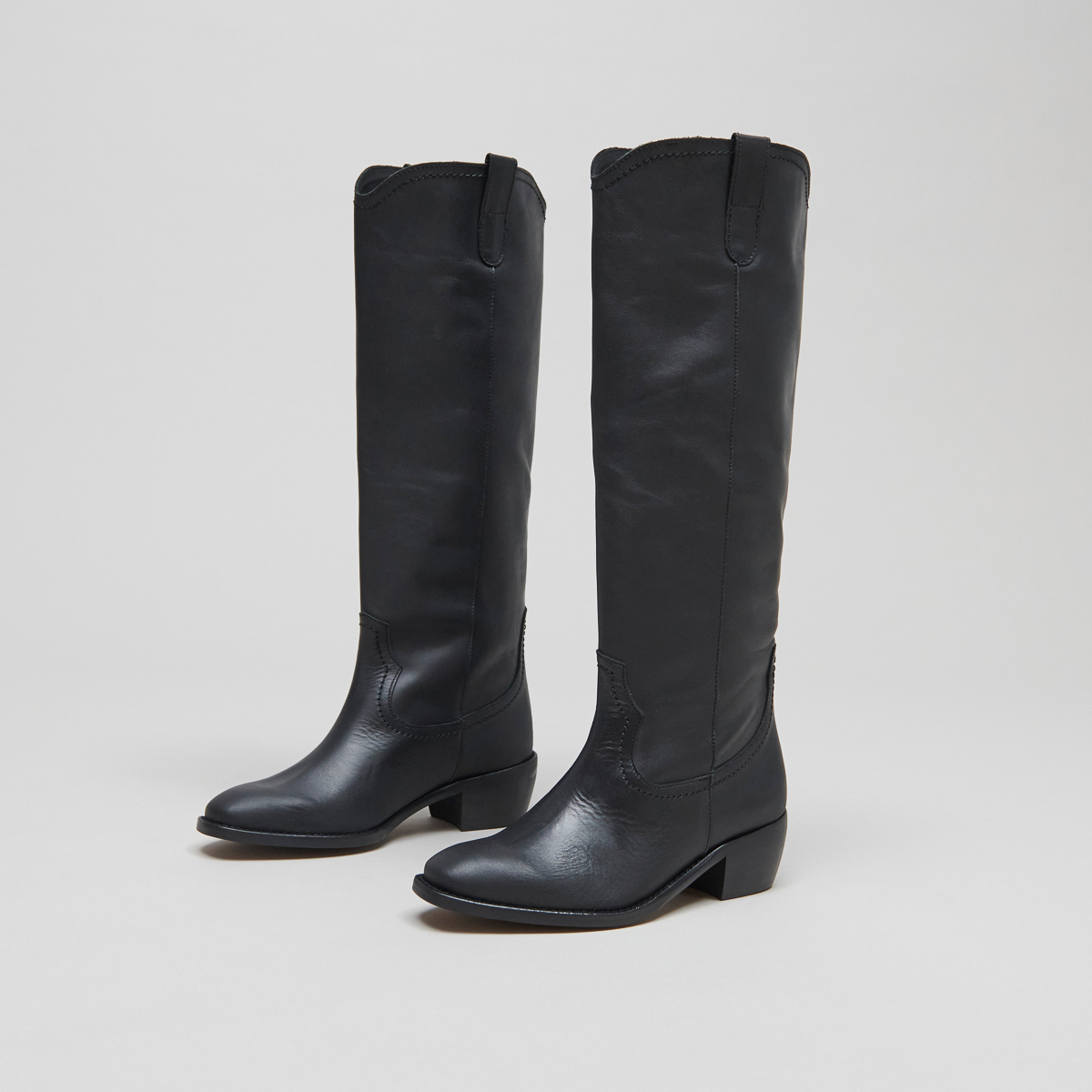 High boots with oval toes in black leather | MANHATTAN