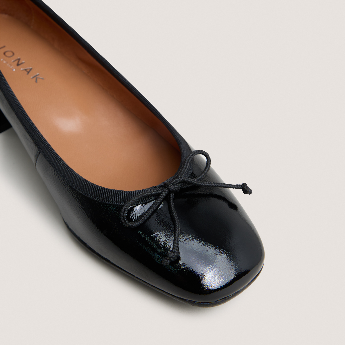 Ballet flats with square toes in black pleated patent | DYBIL