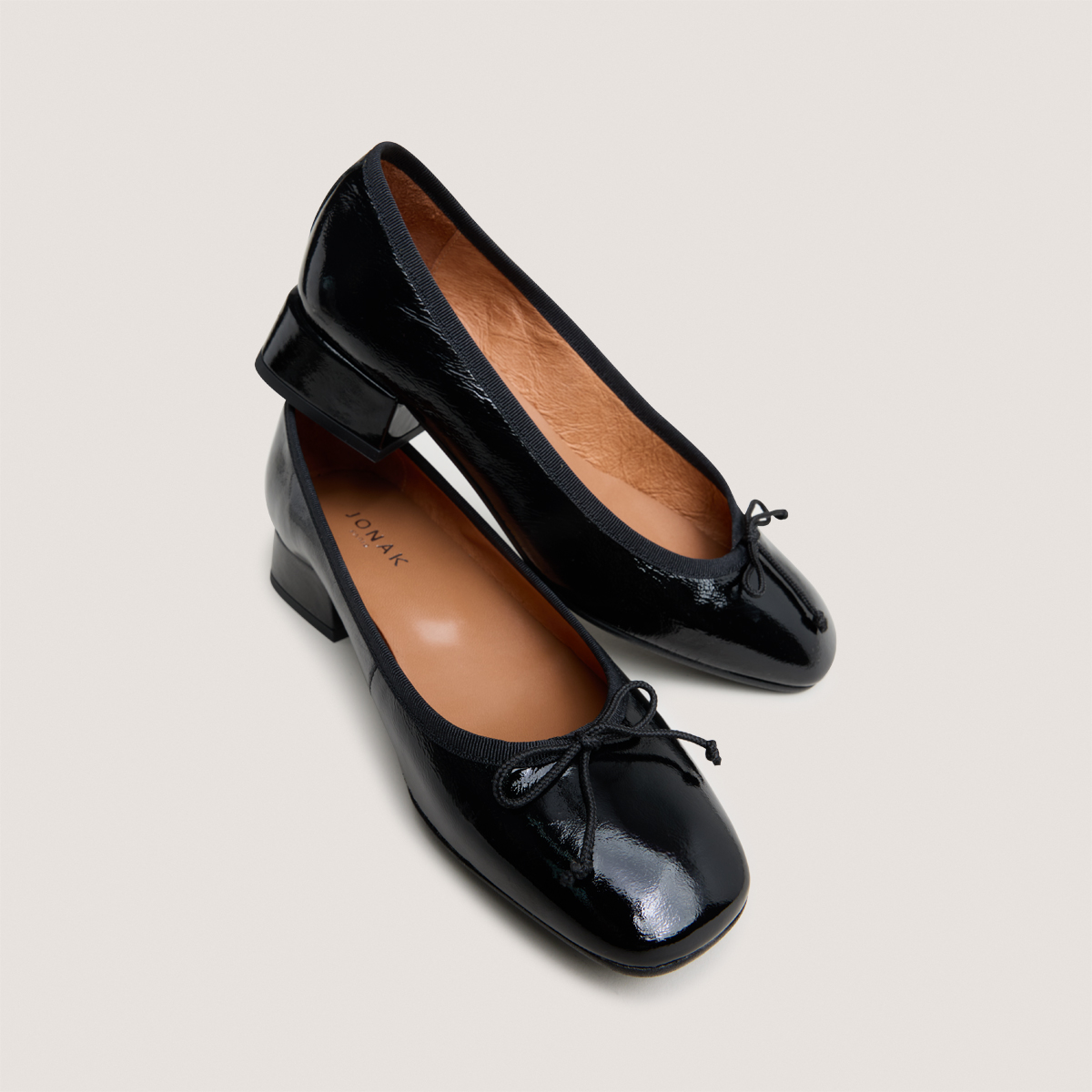 Ballet flats with square toes in black pleated patent | DYBIL