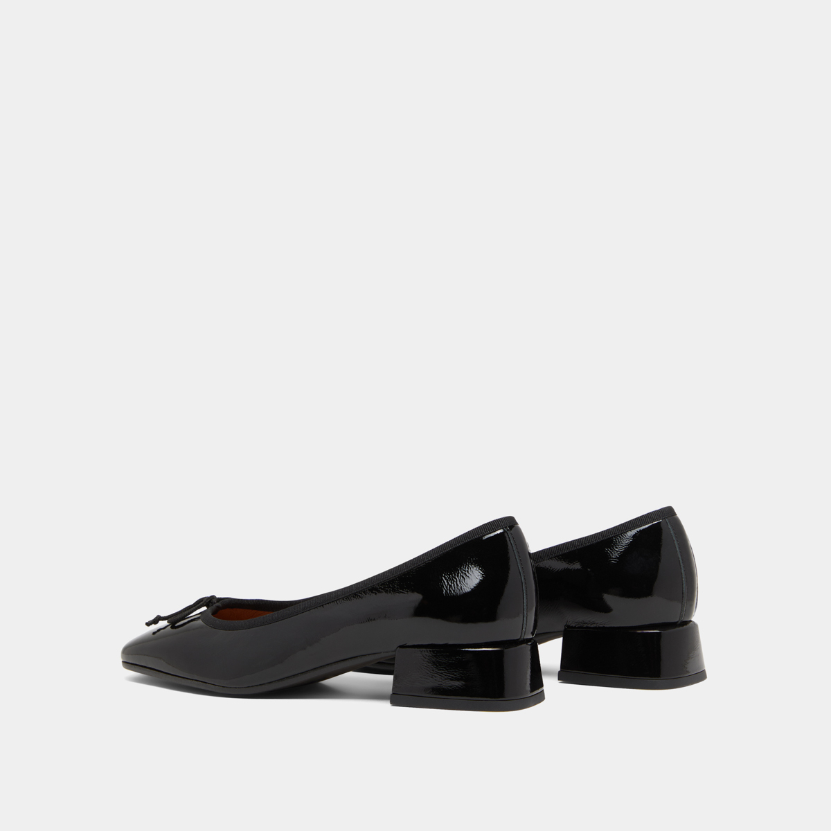 Ballet flats with square toes in black pleated patent | DYBIL