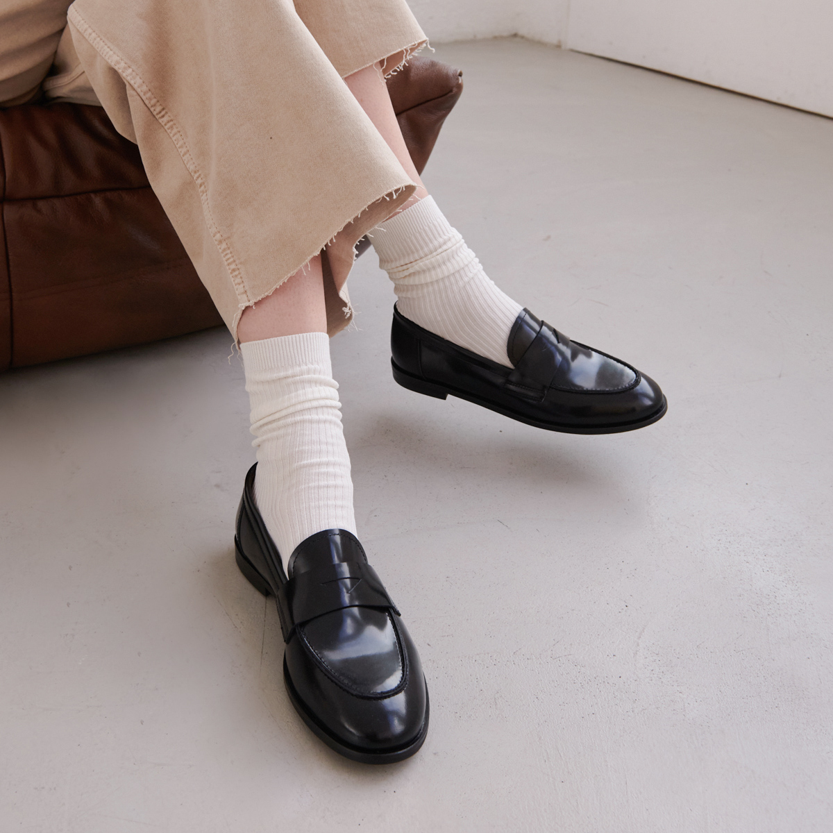 Round-toe loafers in black shiny leather | THELMA
