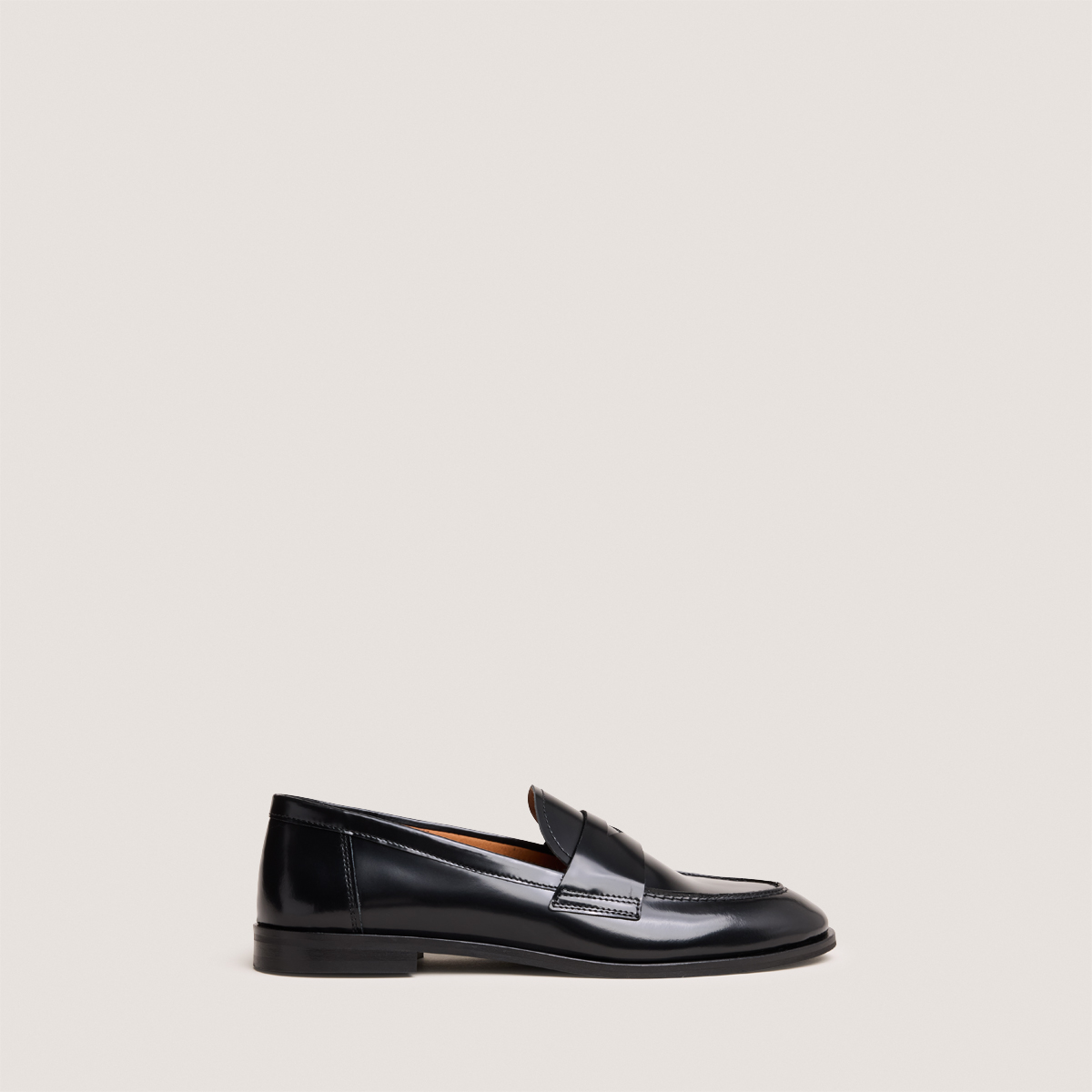 Round-toe loafers in black shiny leather | THELMA