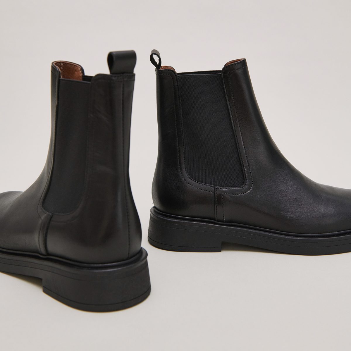 Round-toe lowboots in black leather | AGEN