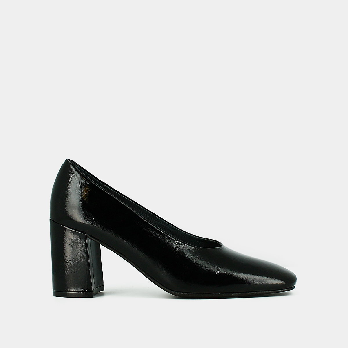 Pointed-toe pumps in shiny black leather | DELAWARE