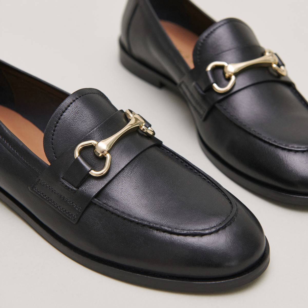 Loafers with gold bits in black leather | DRAGUIGNAN