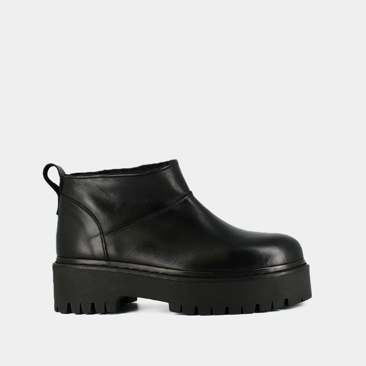 Boots with notched soles in black leather | RADIO