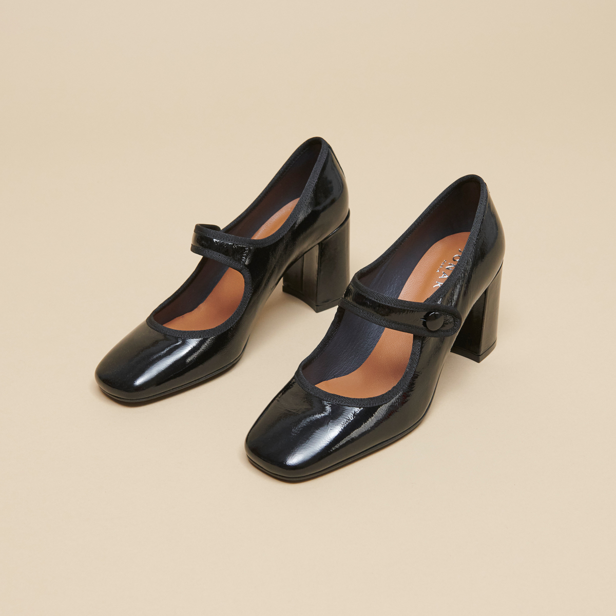 Heeled babies with big buckle straps in black pleated patent leather | DRANCY