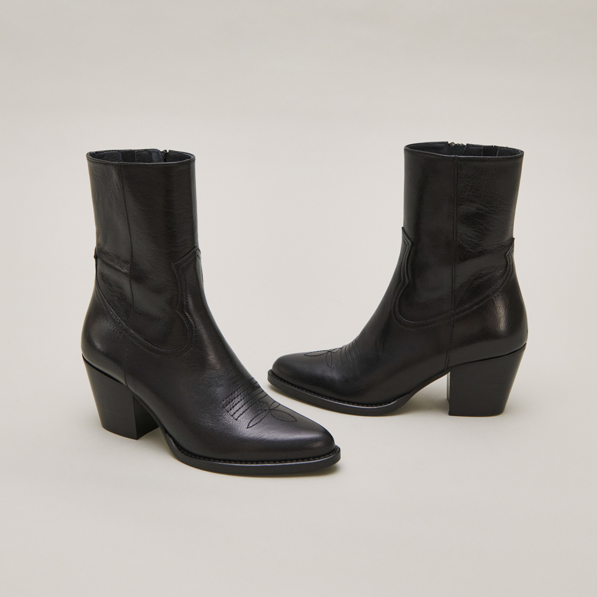 Heeled ankle boots with topstitch in black leather | DJAMENA