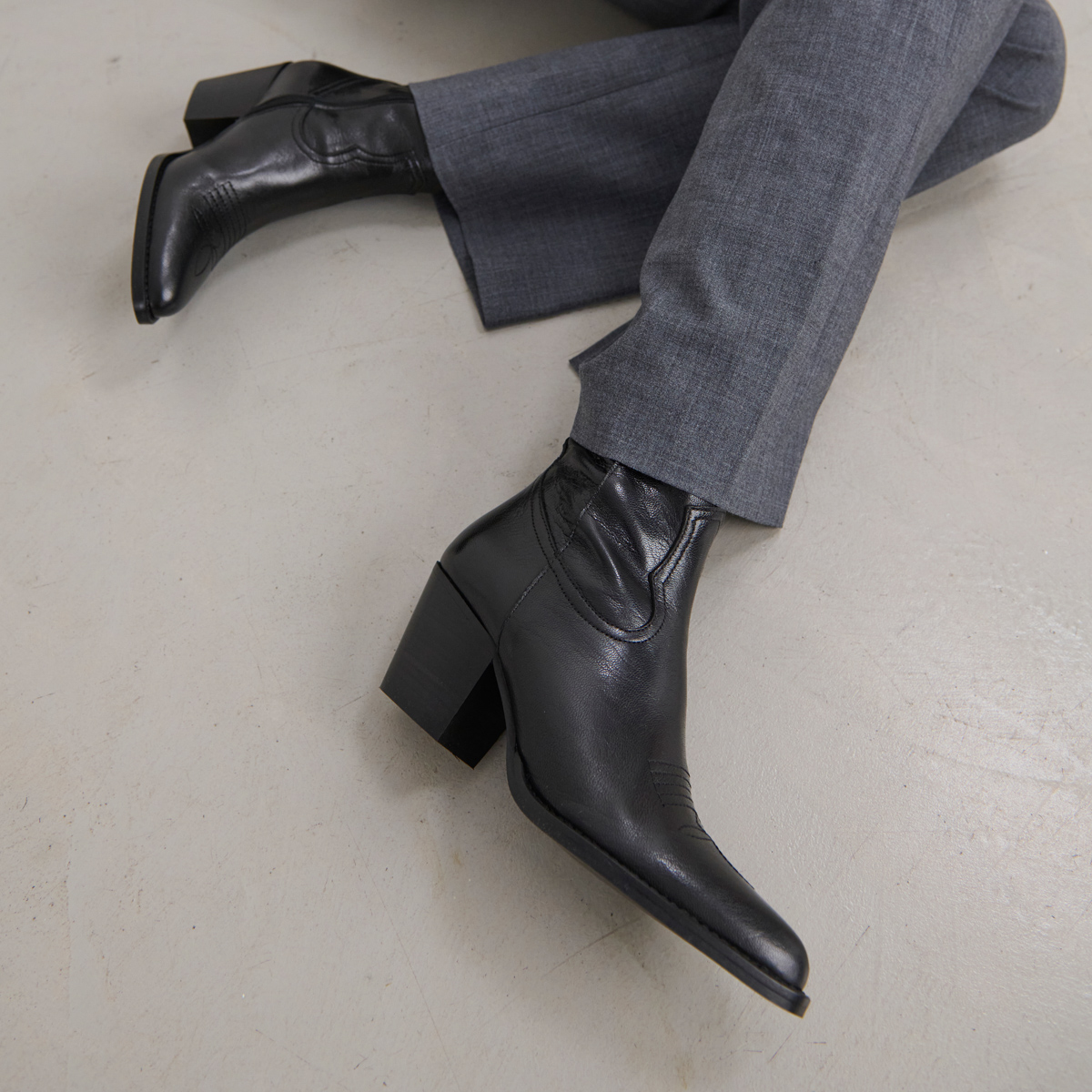 Heeled ankle boots with topstitch in black leather | DJAMENA