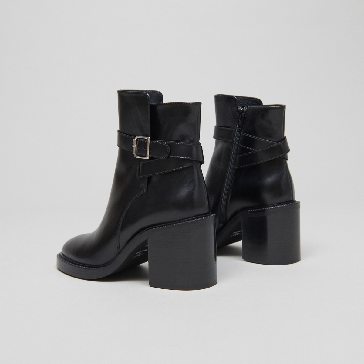 Ankle boots with high heels in black leather | DACTYLO