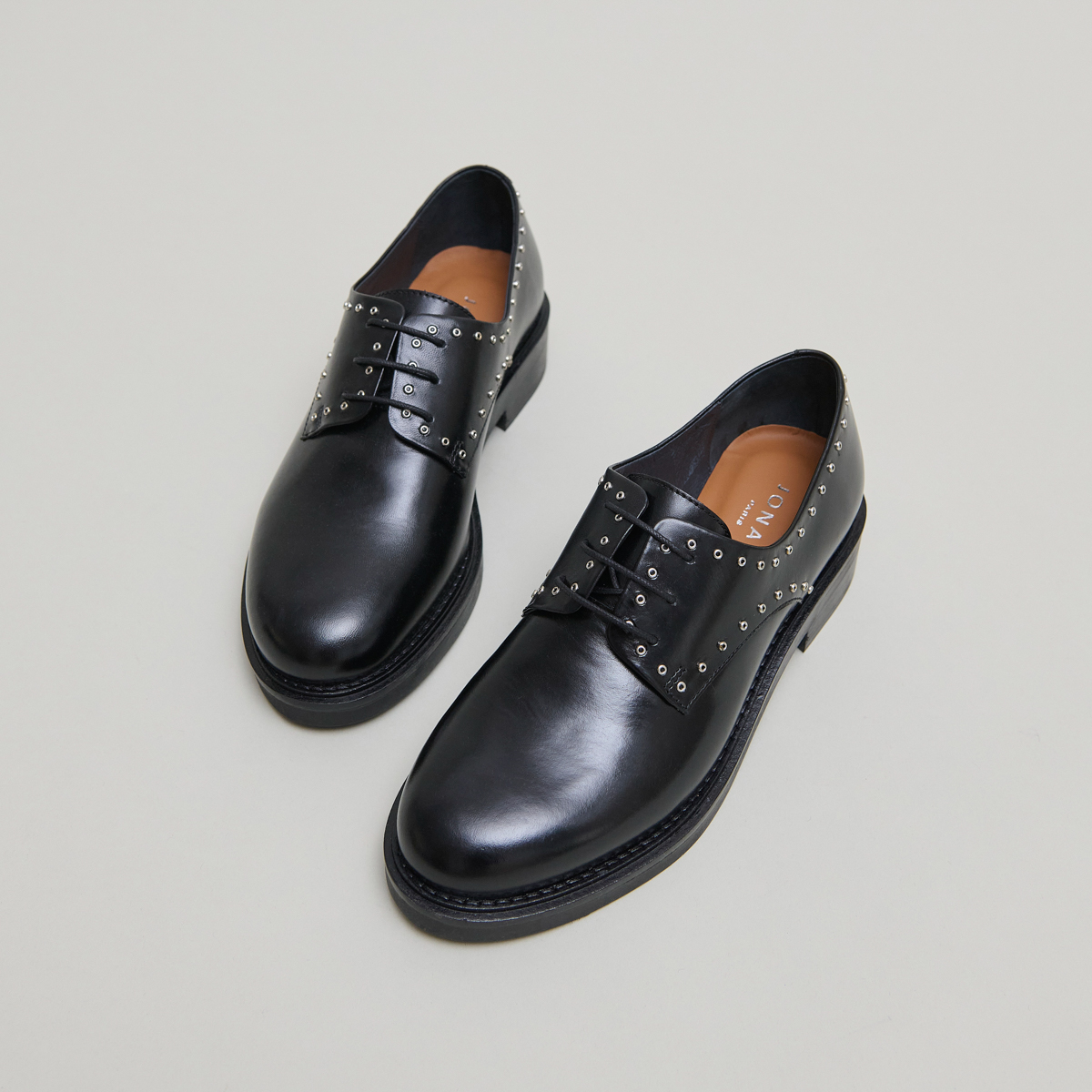 Derbies à détails argentés in black leather | DAHO