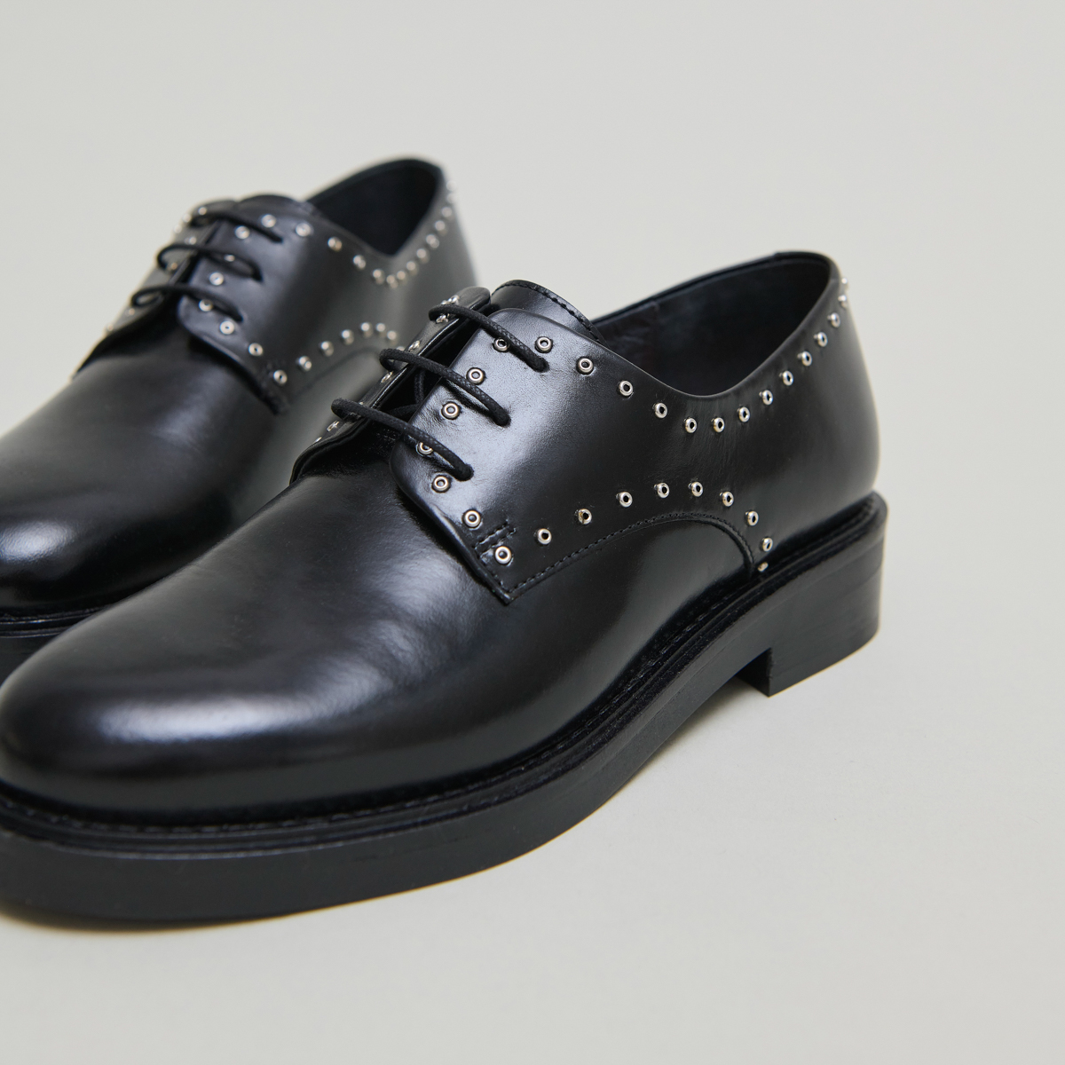 Derbies à détails argentés in black leather | DAHO