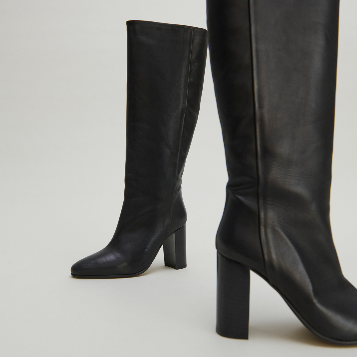 Boots with heels in black leather | VENEZUELA