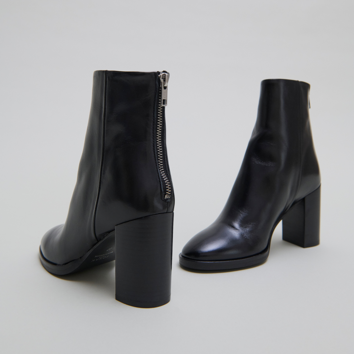 Ankle boots with heels in black leather | DEEP