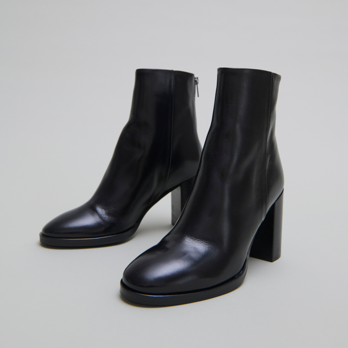 Ankle boots with heels in black leather | DEEP