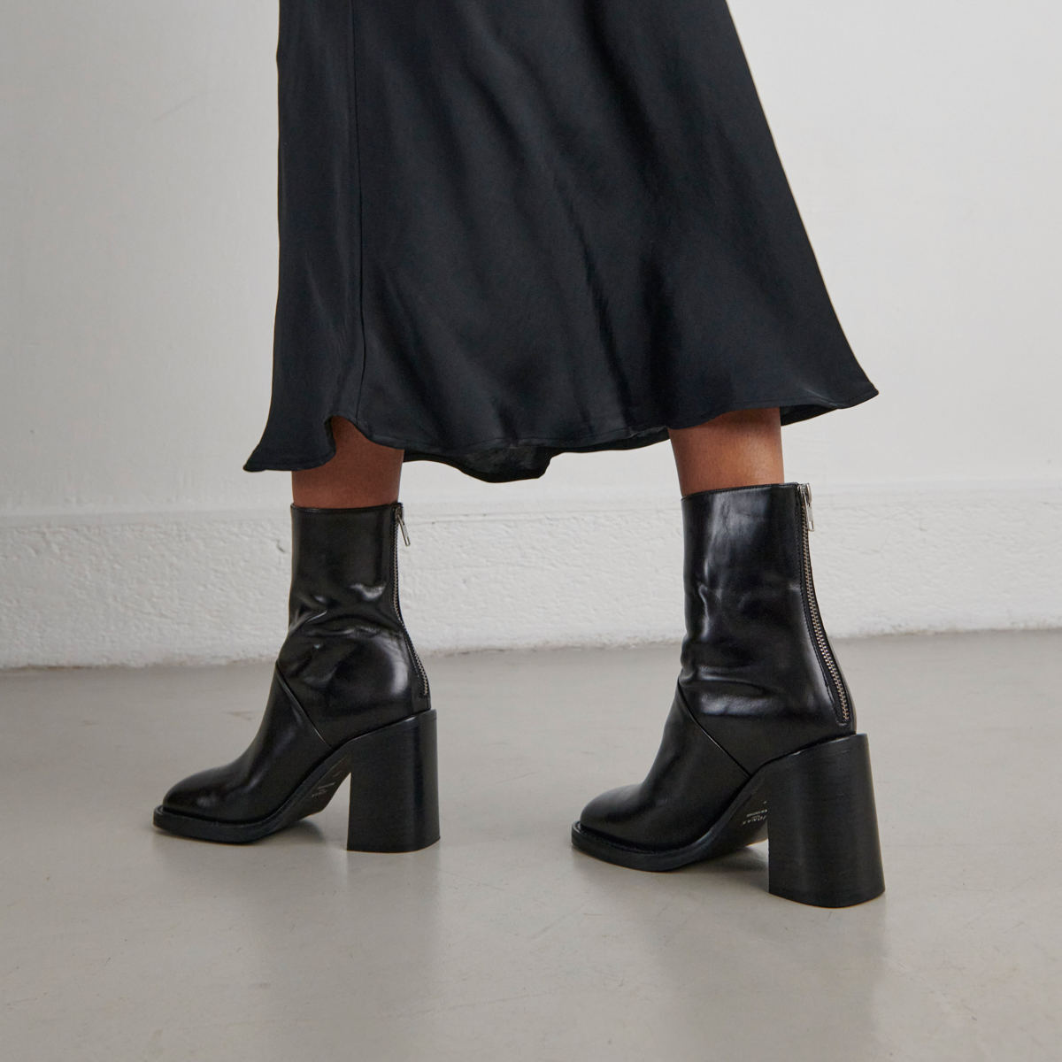 Boots with high heels in black leather | DUTY