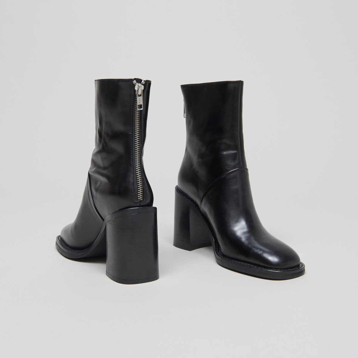 Boots with high heels in black leather | DUTY