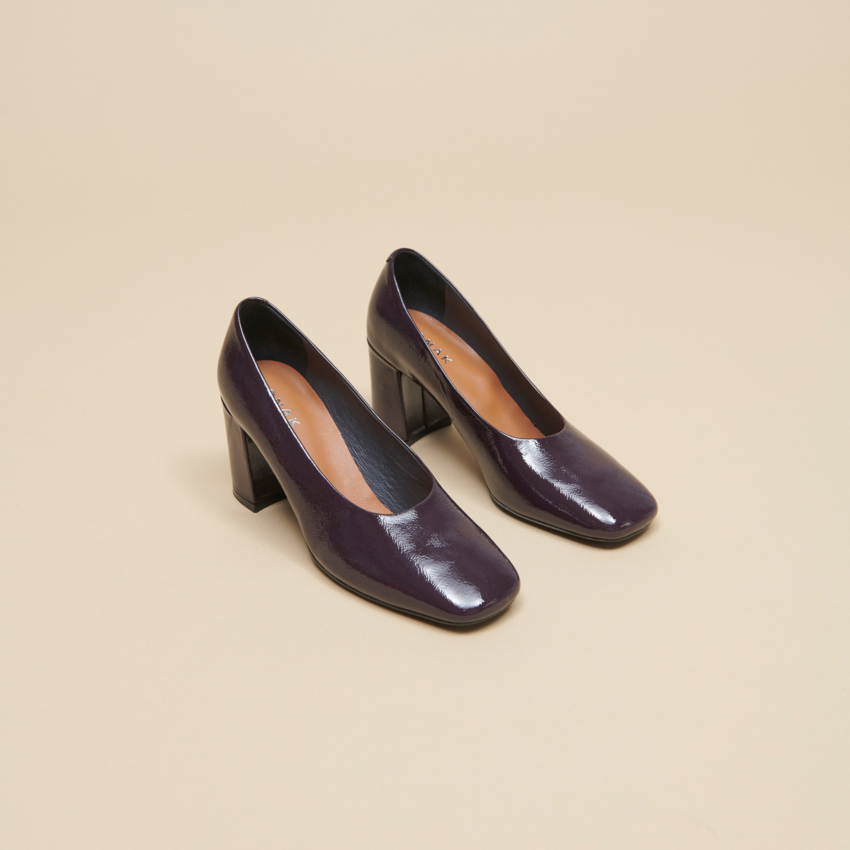 Pointed-toe pumps in black pleated patent | DELAWARE
