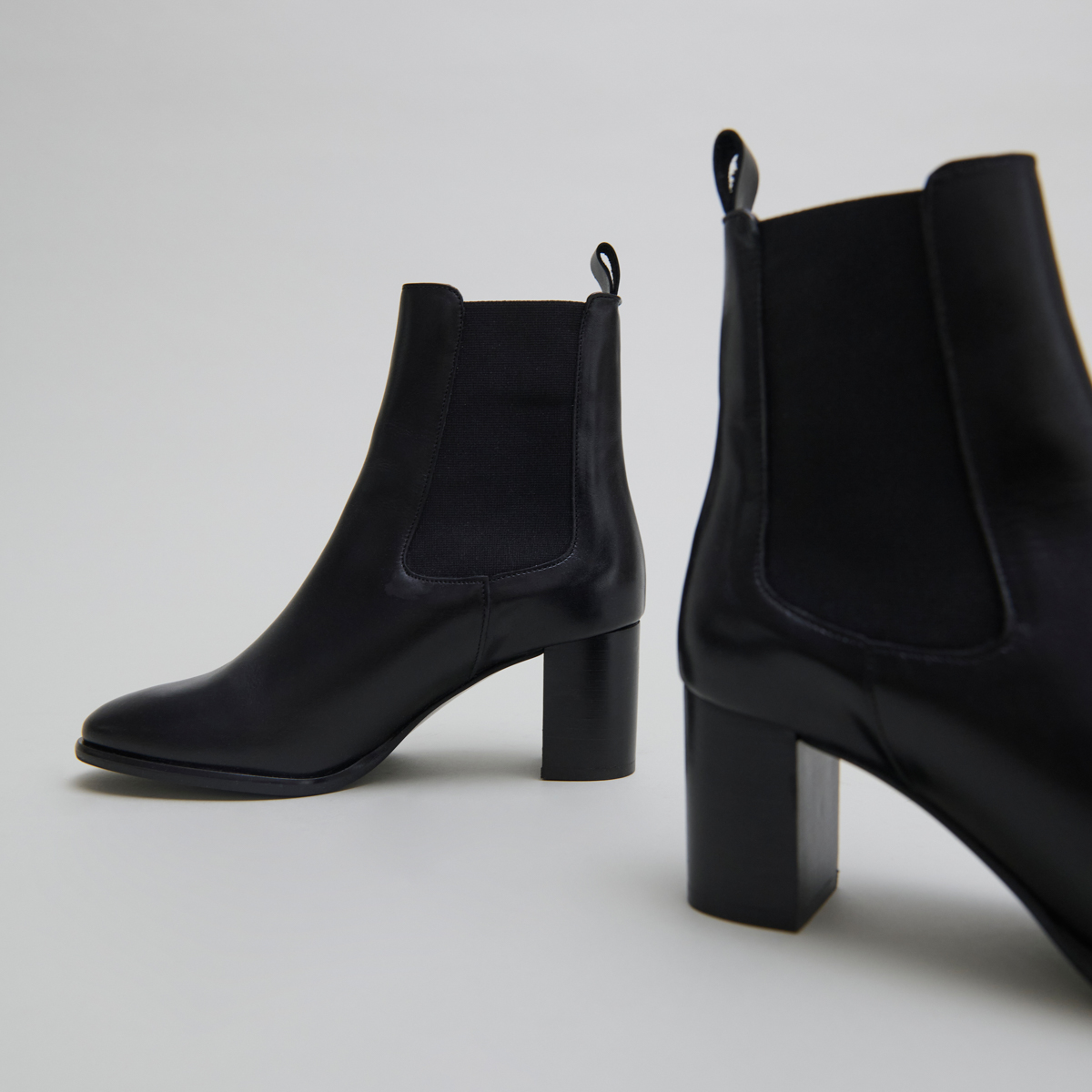 Ankle boots with heels and elastics in black leather | DEVIN