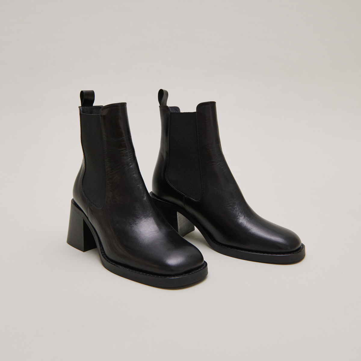 Ankle boots with elastics and chunky heels in black leather | DUCK