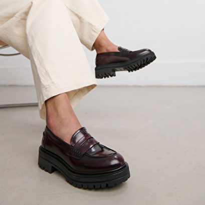 Loafer with notched soles in burgundy patinated leather | alfi