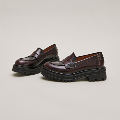 Loafer with notched soles in burgundy patinated leather | alfi
