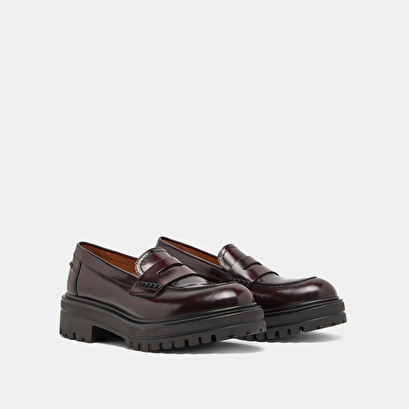Loafer with notched soles in burgundy patinated leather | alfi