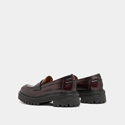 Loafer with notched soles in burgundy patinated leather | alfi