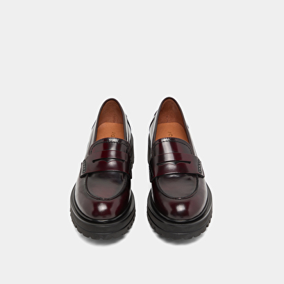 Loafer with notched soles in burgundy patinated leather | alfi