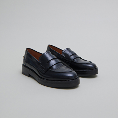 Round-toed loafers blue