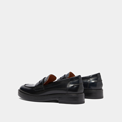 Round-toed loafers blue