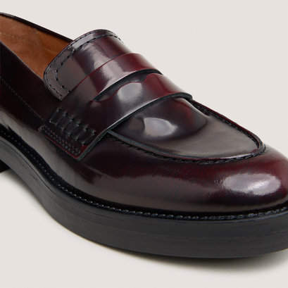 Round-toed loafers in burgundy patinated leather | mirna