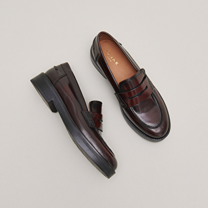 Round-toed loafers in burgundy patinated leather | mirna
