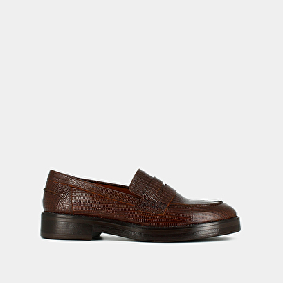 Round-toed loafers brown