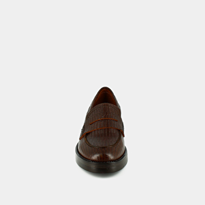 Round-toed loafers brown