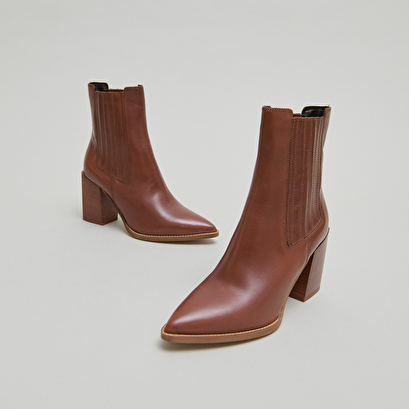 Boots &agrave; talons et bouts pointus in cognac leather | perline