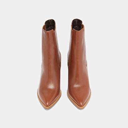 Boots &agrave; talons et bouts pointus in cognac leather | perline
