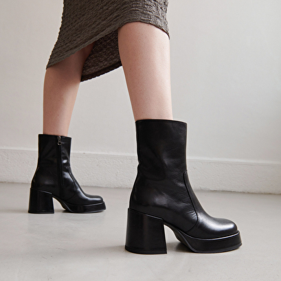 Heeled boots with square toe black