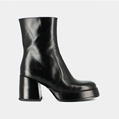 Heeled boots with square toe black
